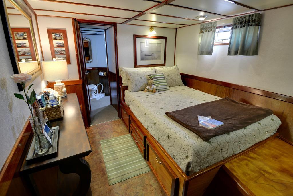 Bed and Breakfast Making Waves Boatel à Toronto Extérieur photo