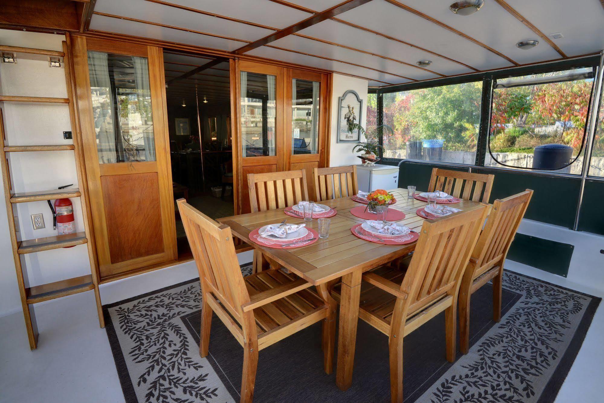 Bed and Breakfast Making Waves Boatel à Toronto Extérieur photo